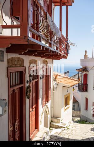 Ruelles pittoresques dans le village de Glossa, sur l'île grecque de Skopelos, avec des maisons blanches, des fenêtres et des balcons colorés. Banque D'Images