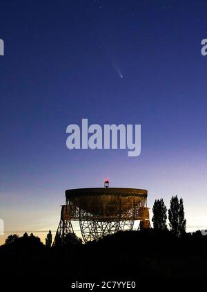 Comet Neowise dans le ciel au-dessus du télescope Lovell à Jodrell Bank à Cheshire. Banque D'Images