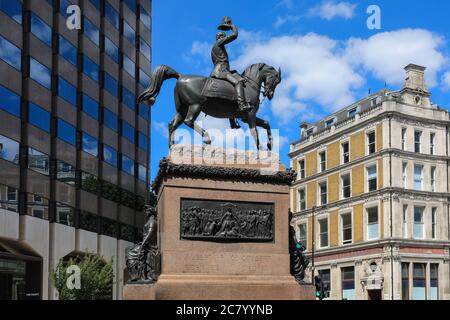 Prince Albert Equestrian Statue, Prince Consort on Horse levant son chapeau par Charles Bacon (1874), Holborn Circus, City of London, Londres, Angleterre Banque D'Images