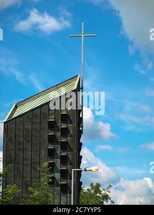 2020-07-11, Allemagne, NRW, Muelheim an der Ruhr. La tour de l'ancienne église Saint-Raphaël à Mülheim Ruhr en face d'un ciel bleu Banque D'Images
