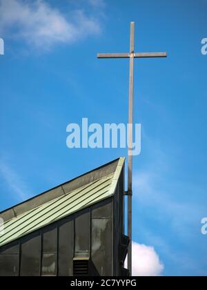 2020-07-11, Allemagne, NRW, Muelheim an der Ruhr. La tour de l'ancienne église Saint-Raphaël à Mülheim Ruhr en face d'un ciel bleu Banque D'Images