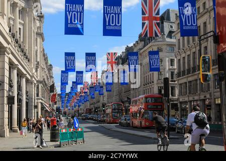 « Merci nos héros », drapeaux patriotiques remerciant la santé du NHS et d'autres travailleurs clés pendant la crise du coronavirus Covid-19, Regent Street, Londres, Angleterre Banque D'Images