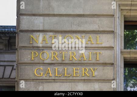 Panneau et logo de la National Portrait Gallery à l'extérieur du bâtiment à Londres, Angleterre, Royaume-Uni Banque D'Images