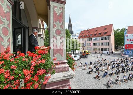 Ulm, Allemagne. 20 juillet 2020. Le maire Gunter Czisch (CDU, l) parle du balcon de la Schwörhaus à environ 250 citoyens. Plus de spectateurs ne sont pas autorisés en raison de la panique de Corona. Toujours à l'avant-dernier lundi de juillet, Ulm célèbre une sorte de vacances en ville. Le maire de Lord rend ensuite publiquement compte aux citoyens et renouvelle son serment. (Tourné avec un trépied haut) Credit: Felix Kästle/dpa/Alay Live News Banque D'Images