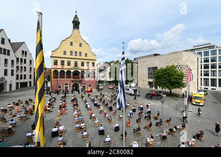 Ulm, Allemagne. 20 juillet 2020. Le maire Gunter Czisch (CDU) parle du balcon de la Schwörhaus à environ 250 citoyens. Plus de spectateurs ne sont pas autorisés en raison de la panique de Corona. Toujours à l'avant-dernier lundi de juillet, Ulm célèbre une sorte de vacances en ville. Le maire de Lord rend ensuite publiquement compte aux citoyens et renouvelle son serment. (Tourné avec un trépied haut) Credit: Felix Kästle/dpa/Alay Live News Banque D'Images