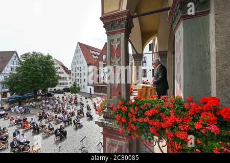 Ulm, Allemagne. 20 juillet 2020. Le maire Gunter Czisch (CDU, r) parle du balcon de la Schwörhaus à environ 250 citoyens. Plus de spectateurs ne sont pas autorisés en raison de la panique de Corona. Toujours à l'avant-dernier lundi de juillet, Ulm célèbre une sorte de vacances en ville. Le maire de Lord rend ensuite publiquement compte aux citoyens et renouvelle son serment. (Tourné avec un trépied haut) Credit: Felix Kästle/dpa/Alay Live News Banque D'Images