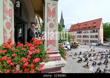 Ulm, Allemagne. 20 juillet 2020. Le maire Gunter Czisch (CDU, l) parle du balcon de la Schwörhaus à environ 250 citoyens. Plus de spectateurs ne sont pas autorisés en raison de la panique de Corona. Toujours à l'avant-dernier lundi de juillet, Ulm célèbre une sorte de vacances en ville. Le maire de Lord rend ensuite publiquement compte aux citoyens et renouvelle son serment. (Tourné avec un trépied haut) Credit: Felix Kästle/dpa/Alay Live News Banque D'Images