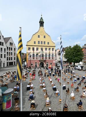 Ulm, Allemagne. 20 juillet 2020. Le maire Gunter Czisch (CDU) parle du balcon de la Schwörhaus à environ 250 citoyens. Plus de spectateurs ne sont pas autorisés en raison de la panique de Corona. Toujours à l'avant-dernier lundi de juillet, Ulm célèbre une sorte de vacances en ville. Le maire de Lord rend ensuite publiquement compte aux citoyens et renouvelle son serment. (Tourné avec un trépied haut) Credit: Felix Kästle/dpa/Alay Live News Banque D'Images