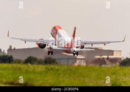 Aéroport de Londres Southend, Essex, Royaume-Uni. 20 juillet 2020. Après l'atterrissage de son avion en raison du blocage du coronavirus COVID-19, easyJet a effectué sa première reprise de service à partir de l'aéroport Southend de Londres lorsque le vol numéro EZY7415 (prévu pour 10:05) a quitté l'aéroport pour Alicante en Espagne. Bien qu'easyJet doive fermer sa base, certains vols resteront en service à Southend Banque D'Images