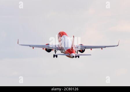 Aéroport de Londres Southend, Essex, Royaume-Uni. 20 juillet 2020. Après l'atterrissage de son avion en raison du blocage du coronavirus COVID-19, easyJet a effectué sa première reprise de service à partir de l'aéroport Southend de Londres lorsque le vol numéro EZY7415 (prévu pour 10:05) a quitté l'aéroport pour Alicante en Espagne. Bien qu'easyJet doive fermer sa base, certains vols resteront en service à Southend Banque D'Images