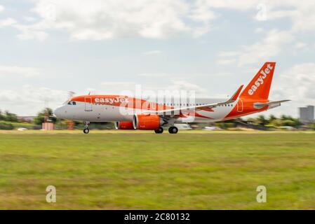 Aéroport de Londres Southend, Essex, Royaume-Uni. 20 juillet 2020. Après l'atterrissage de son avion en raison du blocage du coronavirus COVID-19, easyJet a effectué sa première reprise de service à partir de l'aéroport Southend de Londres lorsque le vol numéro EZY7415 (prévu pour 10:05) a quitté l'aéroport pour Alicante en Espagne. Bien qu'easyJet doive fermer sa base, certains vols resteront en service à Southend Banque D'Images