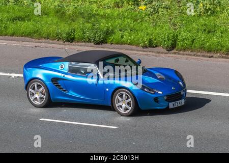 2011 roadster bleu Lotus Elise essence 1794 cm3, deux places, propulsion, roadster à mi-moteur ; véhicules routiers mobiles pour véhicules, voitures roulant sur les routes britanniques, moteurs, conduite sur le réseau autoroutier M6. Banque D'Images