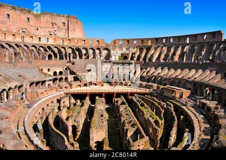 ROME, ITALIE - 17 AVRIL : Amphithéâtre Flavian ou Colisée le 17 avril 2013 à Rome, Italie. Le Colisée est un symbole emblématique de Rome et de l'un des Banque D'Images