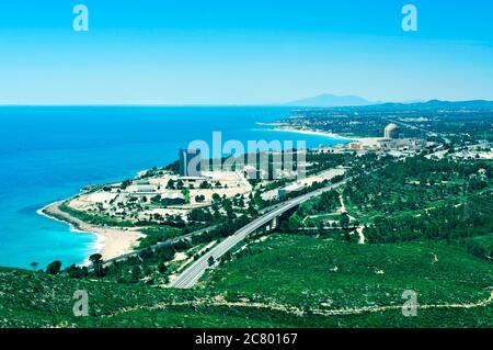 VANDELLOS, ESPAGNE - 4 MAI : vue aérienne du littoral et de la centrale nucléaire le 4 mai 2014 à Vandellos, Espagne. L'un des deux réacto nucléaires Banque D'Images