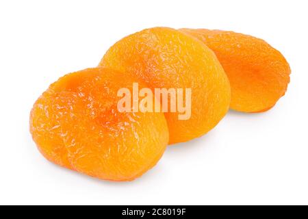 Abricots secs isolés sur fond blanc avec chemin de découpe et profondeur de champ complète. Banque D'Images