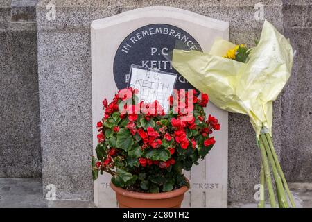 Fleurs déposées à la pierre commémorative du souvenir à l'extérieur de la Chambre des communes pour le PC Keith Palmer, Parlement, Westminster, Londres Banque D'Images