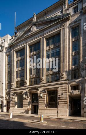 Vue oblique de l'élévation principale (nord), vue sud-est de Cornhill, montrant un large fronton et des panneaux de relief de pierre. 24 Cornhill - l'historique wa Banque D'Images