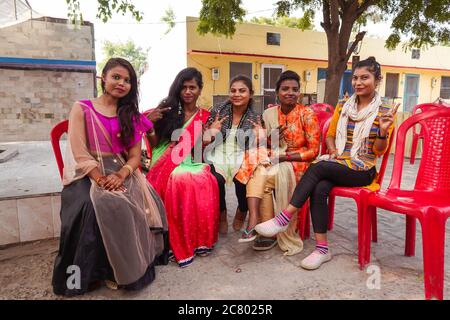 Agra / Inde - 13 février 2020: Groupe de jeunes femmes indiennes portant des vêtements traditionnels colorés assis dans le parc Banque D'Images