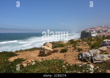 Côte de l'océan Atlantique à proximité Azenhas do Mar village dans la municipalité de Sintra, Lisbonne, Portugal, Europe. Banque D'Images