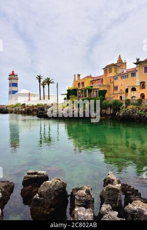 Le phare de Santa Marta et la Casa de Santa Maria à Cascais, une ville côtière portugaise située à 30 km à l'ouest de Lisbonne Banque D'Images