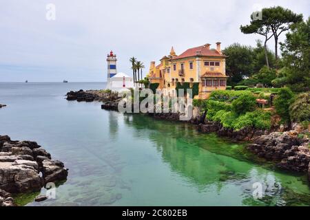 Le phare de Santa Marta et la Casa de Santa Maria à Cascais, une ville côtière portugaise située à 30 km à l'ouest de Lisbonne Banque D'Images