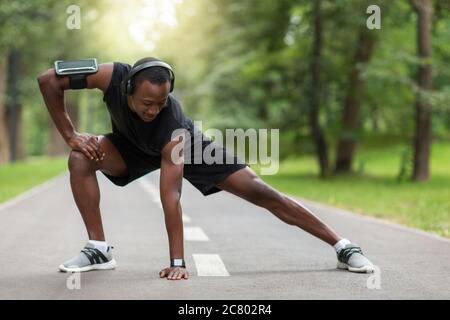 Formation flexible de l'homme noir dans le parc public Banque D'Images