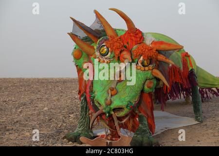 Statue colorée rouge et verte d'un dragon Banque D'Images