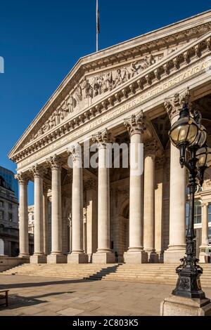 Vue verticale oblique du portique et des marches, l'élévation ouest en lumière du soleil dorée de l'après-midi, regardant le nord-est, avec lampe standard. Royal Exchang Banque D'Images