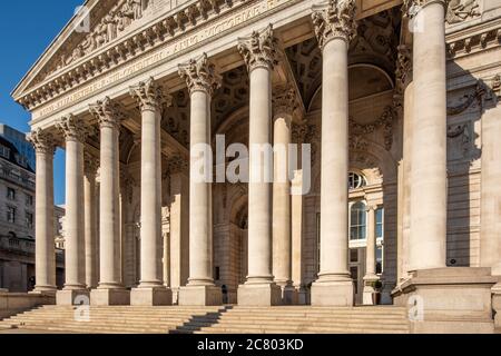 Vue horizontale oblique du portique, élévation ouest en lumière du soleil dorée de l'après-midi, regardant le nord-est. Royal Exchange - le quartier historique de Cor Banque D'Images