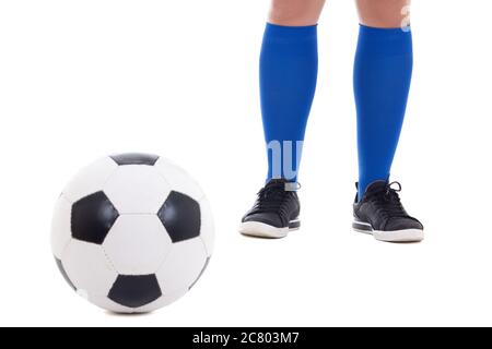 jambes de joueur de football en guêtres bleus avec balle isolée sur fond blanc Banque D'Images