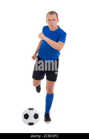 jeune joueur de football attrayant en bleu uniforme kicking ball isolé sur fond blanc Banque D'Images