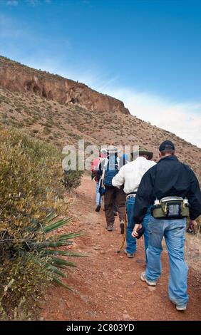 Les visiteurs qui s'y rendent au Upper Cliff demeure au monument national de Tonto, dans les montagnes de Superstition, dans le désert de Sonoran, Arizona, États-Unis Banque D'Images