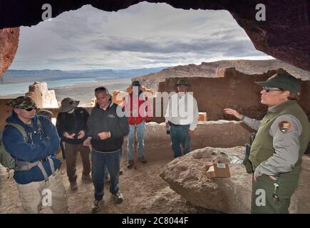 Visiteurs et guide à Upper Cliff demeure, Theodore Roosevelt Lake in Dist, Tonto National Monument, Superstition Mountains, Arizona, États-Unis Banque D'Images