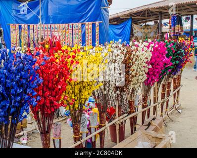 Fleurs en papier colorées de la foire de l'artisanat de Surajkund Banque D'Images