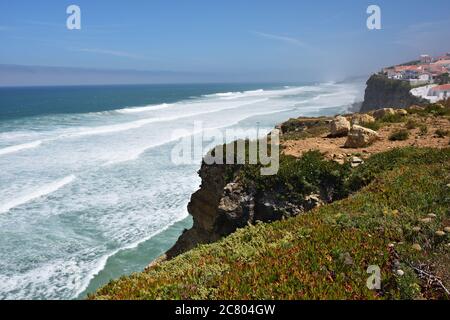 Côte de l'océan Atlantique à proximité Azenhas do Mar village dans la municipalité de Sintra, Lisbonne, Portugal, Europe. Banque D'Images