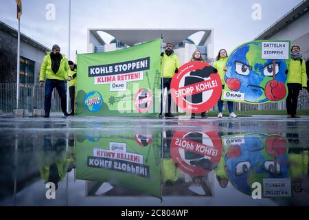 Berlin, Allemagne. 20 juillet 2020. Les activistes protestent ce matin devant la Chancellerie fédérale contre la loi d'élimination du charbon et le report de l'élimination du charbon qui en résulte. Élimination du charbon, inversion du trafic, biodiversité: 45 ans après sa fondation à Marktheidenfeld en Basse-Franconie, des sujets comme ceux-ci conduisent de plus en plus de personnes au Bund für Umwelt und Naturschutz Deutschland (BUND). Credit: Kay Nietfeld/dpa/Alay Live News Banque D'Images