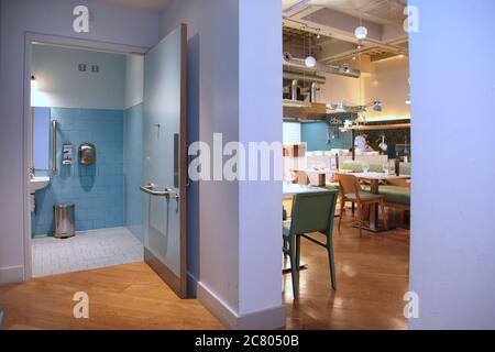 toilettes accessibles dans un restaurant italien moderne du sud de Londres, Royaume-Uni. Affiche un accès facile pour les clients handicapés. Banque D'Images