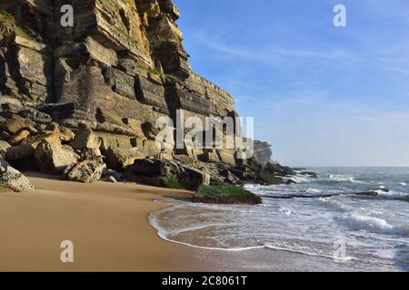 Côte de l'océan Atlantique à proximité Azenhas do Mar village dans la municipalité de Sintra, Lisbonne, Portugal, Europe. Falaises et surf sur l'océan au coucher du soleil Banque D'Images