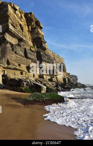 Côte de l'océan Atlantique à proximité Azenhas do Mar village dans la municipalité de Sintra, Lisbonne, Portugal, Europe. Falaises et surf sur l'océan au coucher du soleil Banque D'Images