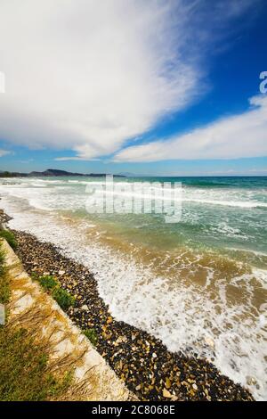 Vagues s'écrasant sur la plage d'Argassi, île de Zakynthos, Grèce Banque D'Images