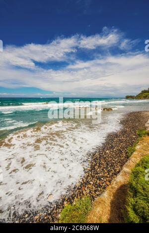 Vagues s'écrasant sur la plage d'Argassi, île de Zakynthos, Grèce Banque D'Images