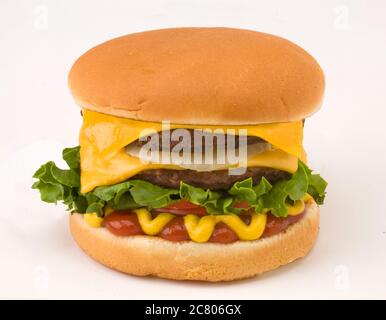 Double cheeseburger en papier avec frites Banque D'Images