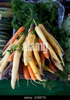Un bouquet de carottes anciennes sur un marché dans les Cotswolds Banque D'Images