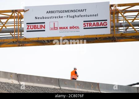 Stuttgart, Allemagne. 20 juillet 2020. Un ouvrier de la construction se prommène sur le chantier de construction du nouveau tunnel de l'aéroport. Les chemins de fer ont commencé à construire le deuxième tube tunnel pour le projet majeur Stuttgart 21 à l'aéroport pour la liaison ferroviaire prévue de l'aéroport vers le trafic régional et interurbain de Stuttgart et Ulm après un conflit juridique de quatre ans avec les écologistes sur le travail à l'aéroport d'État. Crédit : Tom Weller/dpa/Alay Live News Banque D'Images