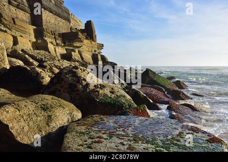 Côte de l'océan Atlantique à proximité Azenhas do Mar village dans la municipalité de Sintra, Lisbonne, Portugal, Europe. Falaises et surf sur l'océan au coucher du soleil Banque D'Images