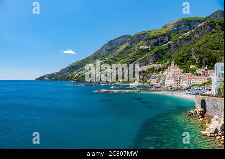 Amalfi, Italie. 27 mai 2020. Vue sur Amalfi depuis la route de la côte amalfitaine. Banque D'Images