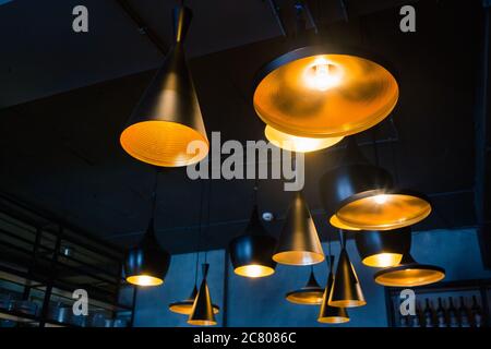 Suspensions industrielles pour un mur rugueux, style loft Banque D'Images