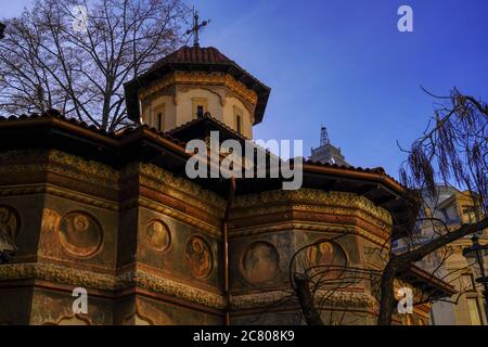 Saints Archanges Michel et Gabriel, Église du monastère de Stavropoleos située dans la vieille ville de Bucarest, Roumanie Banque D'Images