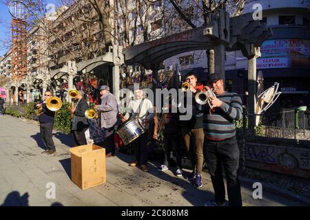 Orchestre de cuivres dans la rue Bucarest, Roumanie. Banque D'Images