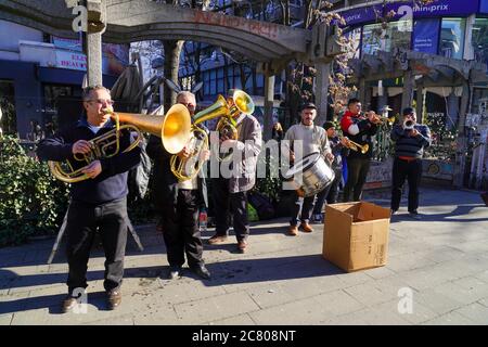 Orchestre de cuivres dans la rue Bucarest, Roumanie. Banque D'Images